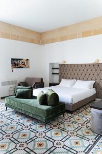 sypialnia z dużym łóżkiem i dużym dywanem w obiekcie Le Vie Del Centro Luxury Room w mieście Matera