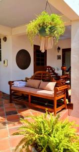 1 dormitorio con 1 cama en una habitación con plantas en The Suite Spot Apartment - Private Paradise Stay, en Soufrière