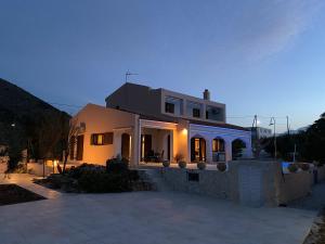 ein großes weißes Haus mit Auffahrt in der Unterkunft Villa LP Kokkino Chorio in Vamos