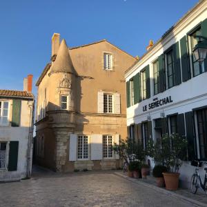 アル・アン・レにあるHôtel Le Sénéchalの通りに塔のある古い建物