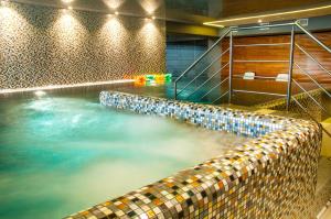 una piscina de agua en una habitación de hotel en Pałac w Konarach en Konary