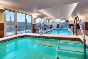 een zwembad in een hotel met uitzicht op het water bij Fairfield by Marriott Inn & Suites Salt Lake City Cottonwood in Holladay