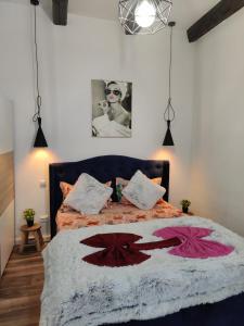 una camera con letto e quadro in bianco e nero di New Residence a Braşov