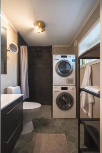 bagno con lavatrice e servizi igienici di Little White House a Reine