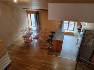 - une cuisine et une salle à manger avec une table et des chaises dans l'établissement Le Chalet, à Parthenay