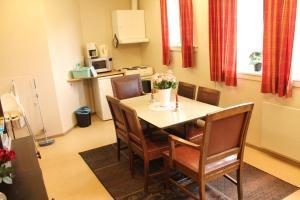 a dining room with a table and chairs and a kitchen at Feriested i Tørberget in Tørberget