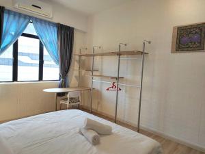 ein Schlafzimmer mit einem Bett, Regalen und einem Fenster in der Unterkunft Jentayu Residency Homestay Standard 2 rooms, 6-7guests 3 rooms in Johor Bahru