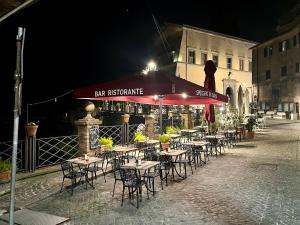 Restaurace v ubytování Albergo Diffuso Locanda Specchio Di Diana