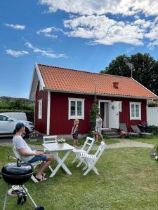um grupo de pessoas em frente a uma casa vermelha em Mitt i vackraste Bohuslän em Lysekil