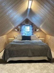 ein Schlafzimmer mit einem großen Bett im Dachgeschoss in der Unterkunft Mitt i vackraste Bohuslän in Lysekil