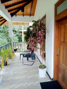 Balkón nebo terasa v ubytování Kithmi Resort