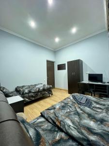 ein Zimmer mit 2 Betten und einem Klavier darin in der Unterkunft Armenia Guest House in Komitas in Yerevan