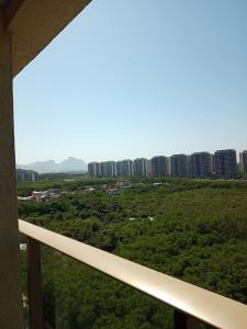 desde el balcón de un edificio con vistas a la ciudad en Suíte Master - com vista panorâmica!!!, en Río de Janeiro