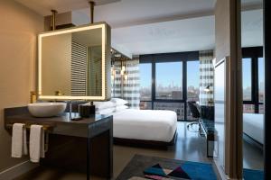 Postel nebo postele na pokoji v ubytování Renaissance New York Harlem Hotel + 34 fotografií