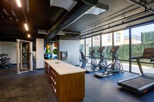 einen Fitnessraum mit mehreren Laufbändern und Crosstrainern in der Unterkunft Renaissance New York Harlem Hotel in New York