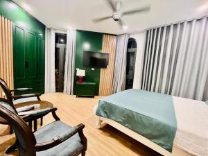 - une chambre avec un lit et une télévision à écran plat dans l'établissement Villa SB03 Road in Vinhome Ocean Park 1, à Gia Lâm Pho