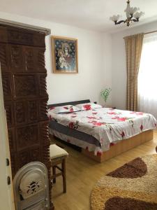 sypialnia z łóżkiem i dużą komodą w obiekcie Casa Denisa w mieście Borsa
