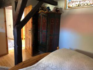 een slaapkamer met een grote houten kast in een kamer bij Romantische Ferienwohnung im historischen Stadtkern Jüterbog in Jüterbog