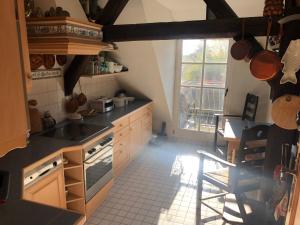 una cocina con fregadero y estufa horno superior en Romantische Ferienwohnung im historischen Stadtkern Jüterbog, en Jüterbog