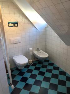een badkamer met een toilet en een wastafel bij Romantische Ferienwohnung im historischen Stadtkern Jüterbog in Jüterbog