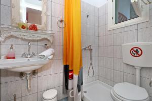 A bathroom at Evaggelia Studios