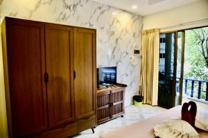 Μια τηλεόραση ή/και κέντρο ψυχαγωγίας στο The Club Inn - Kamala Beach