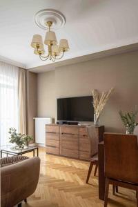 Televízia a/alebo spoločenská miestnosť v ubytovaní Wyzwolenia Apt , Łazienki Park & Zbawiciela Sq. 2'