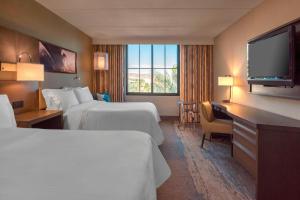 Postel nebo postele na pokoji v ubytování The Westin Lake Las Vegas Resort & Spa