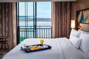 Postel nebo postele na pokoji v ubytování The Westin Lake Las Vegas Resort & Spa