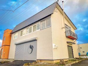 una casa con un garaje grande en Kamifurano House, en Kami-furano