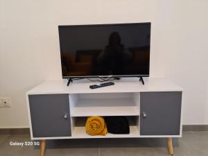 TV a/nebo společenská místnost v ubytování Serrimmo - appartement Aude