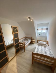 タープにあるFerienhaus Uggelhardeの二段ベッド2組とはしごが備わる客室です。