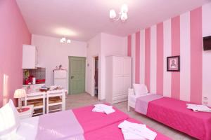 A bed or beds in a room at Evaggelia Studios