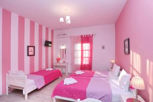 A bed or beds in a room at Evaggelia Studios