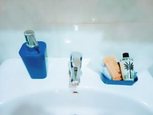 un lavandino in bagno con rubinetto e spazzolino da denti di Eracles House near Ortigia Island a Siracusa