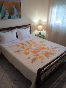 a bedroom with a bed with a flower pattern on it at The Sunny House in Kritharia