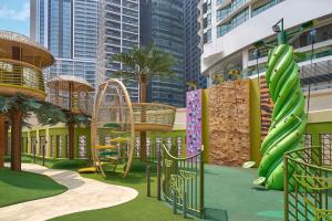 een speeltuin in een stad met een achtbaan bij Renaissance Kuala Lumpur Hotel & Convention Centre in Kuala Lumpur