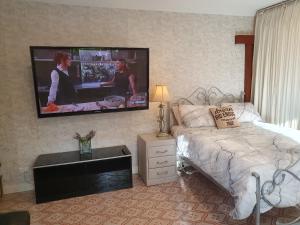 En TV eller et underholdningssystem på Exceptional Studio Apartment