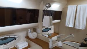 uma casa de banho com um lavatório e um espelho em Sunset River - Douro no Porto
