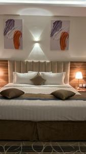 1 dormitorio con 1 cama grande en una habitación en اجنحة بيادر السكنية en Medina