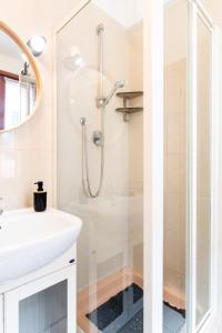 a bathroom with a shower and a sink at [Centro-Storico] Tutto a 2 passi in Rapallo