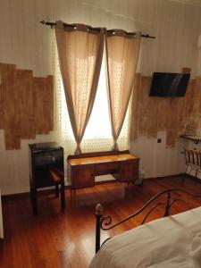 Televízia a/alebo spoločenská miestnosť v ubytovaní 1920s Rooms