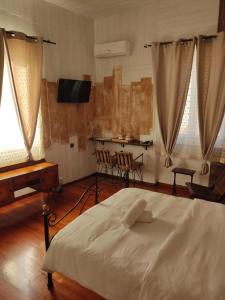 Televízia a/alebo spoločenská miestnosť v ubytovaní 1920s Rooms