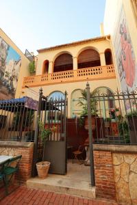 un edificio con una puerta delante de él en La Indiana de Begur, Petit Hotel Boutique en Begur