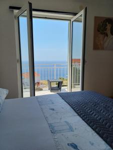 Un dormitorio con una cama y vista al mar. en Apartments Joy, en Cavtat