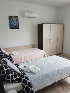 Łóżko lub łóżka w pokoju w obiekcie Apartament Angelo