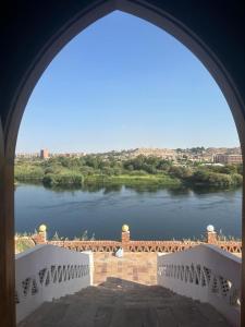 widok na rzekę z łukowego okna w obiekcie Hoolli Villa w mieście Aswan