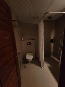 Koupelna v ubytování Hotel Ananda Kashi