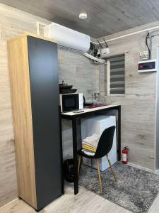 escritorio con ordenador y silla en una habitación en Luxury boutique, en Chişinău