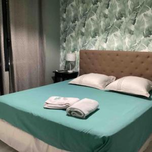 un lit avec deux serviettes dessus dans l'établissement La Maison Tipasa, à Saint-Julien-en-Born 38 autres photos